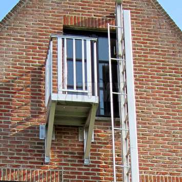aluminum balconies facilitate the route and provide a safe access when ladders are too far to reach, or when access from a window or the roof gutter is considered dangerous.