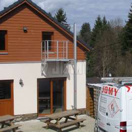 Rettungsleiter mit Zugangsbalkon in einem einstöckigen Landhaus.