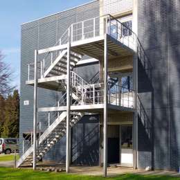 Industrielle Feuertreppe für ein 2-stöckiges Bürogebäude.