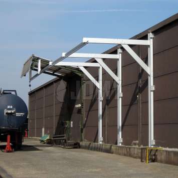 Absturzsicherungssystem bestehend aus einer Schiene und einem Wagen zur Verwendung einer Rettungsleine beim Arbeiten auf einem Tankwagen.