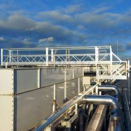 Work platform on the roof for the maintenance of an air conditioning unit.