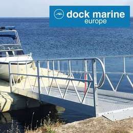 Maßgefertigte Zugangsbrücke aus Aluminium für ein privates Bootsdock.