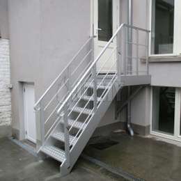 Treppe und Treppenabsatz mit Wandkonsolen