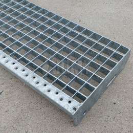 Aluminum or galvanised steel gridplate step.