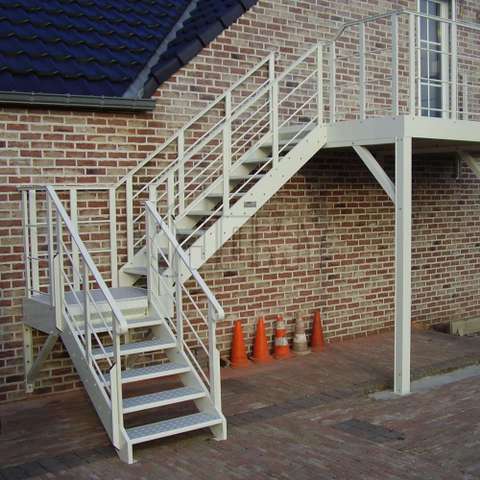 Außentreppe in RAL-Farbe für den Zugang zur ersten Ebene eines Hauses.