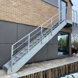 Äußere Industrietreppe für den Zugang zur Dachterrasse und dem Garten.