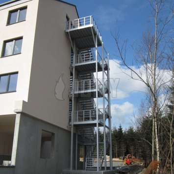 Parallel zur Apartmentfassade installierte 4-stöckige, hohe Ausgangstreppe.