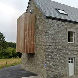 Balcon d'évacuation sur mesure avec bardage en bois dissimulant une échelle escamotable coulissante.