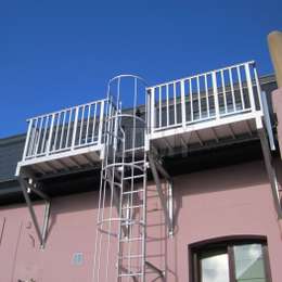 Balcones de evacuación y escalera con jaula para escape de incendios para el techo de un apartamento. 