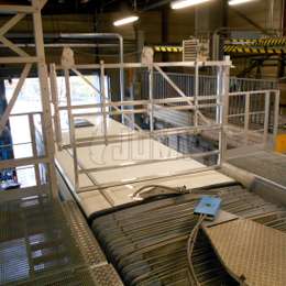 Barandilla de seguridad utilizada para la prevención de caídas cuando se trabaja en los tejados de autobuses y autocares durante los trabajos de mantenimiento en un taller.