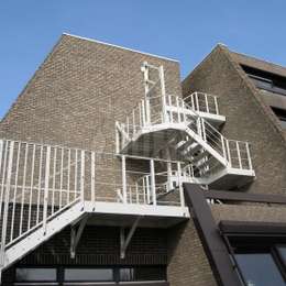 Escaleras de metal para exteriores, con presentación personalizada.