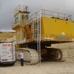 Counterbalance ladder on an earth moving machine