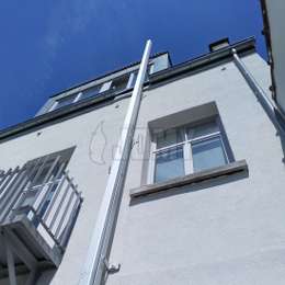 Ausklappbare Feuerleiter für die Fenstern einer Dachwohnung