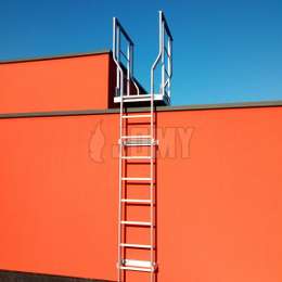 Fixierte Leiter mit Plattform für ein Flachdach