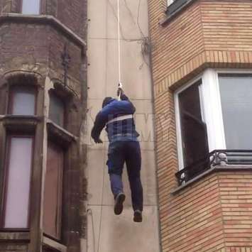 El dispositivo de descenso individual JOMIRO en uso junto a la fachada de un edificio.