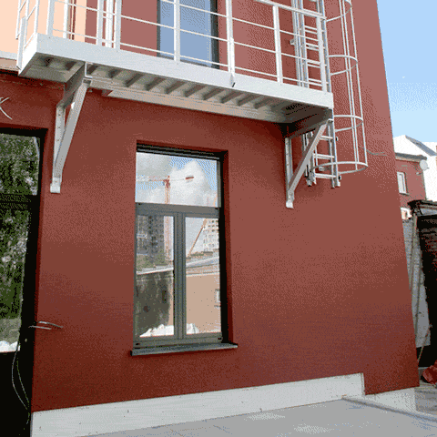 Drop-down ladder Drop-down sliding ladder counterbalanced with counterweights for a smooth opening.