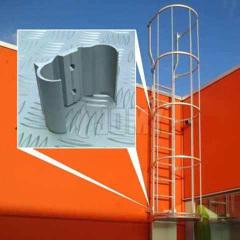 Les échelles à crinoline JOMY utilisent des griffes de fixation spécialement conçues pour attacher les accroches murales et la cage de sécurité aux montants.