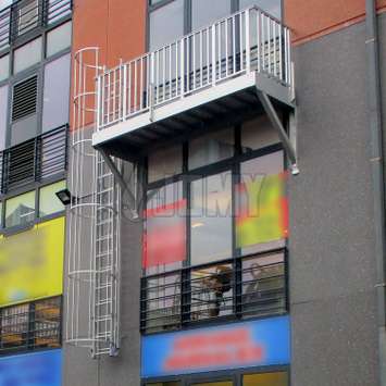 Echelle à crinoline et balcon pour l'évacuation de bureaux.