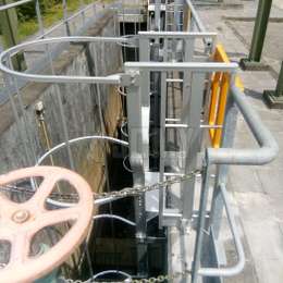 Echelle à crinoline utilisée pour l'accès à un bassin dans une usine de traitement des eaux.