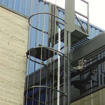Echelle à crinoline suspendue pour le nettoyage des vitres - Building Maintenance Unit