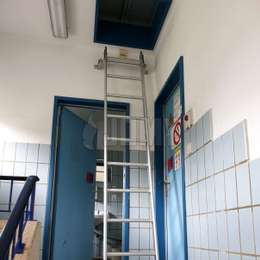 Echelle à crochets amovible pour l'accès à une pièce technique via une trappe située au dessus d'une porte.