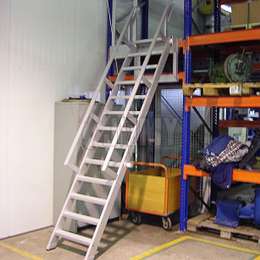 Echelle de meunier pour l'accès à une mezzanine.