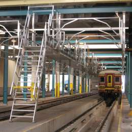 Passerelle d'accès et échelle de meunier utilisées pour accéder aux toits des trains pour l'entretien dans un atelier.