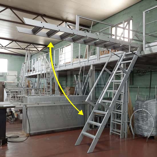 Echelle de meunier en aluminium montée sur vérins à gaz et permettant d'accéder à une mezzanine industrielle.