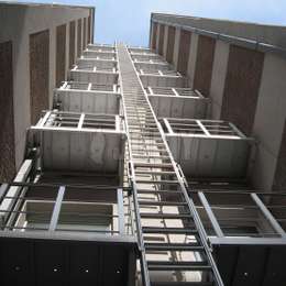 Echelle de secours fixe de 8 étages et balcons d'accès.