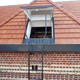 Echelle de secours fenêtre de toit, peinte et permettant de descendre sur le toit plat attenant.