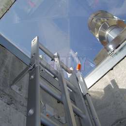 Echelle d'accès pour exutoire de fumée en toiture, avec rail vertical et poignée telescopique.