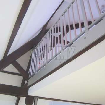 Een geanodiseerd aluminium trap van JOMY voor binnen en buiten, met relingen en andere opties.