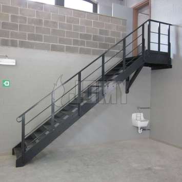 Een geanodiseerd aluminium trap van JOMY voor binnen en buiten, met relingen en andere opties.