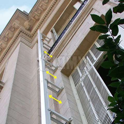Escalera JOMY instalada a distancia de la fachada gracias al uso de soportes especiales de montaje.