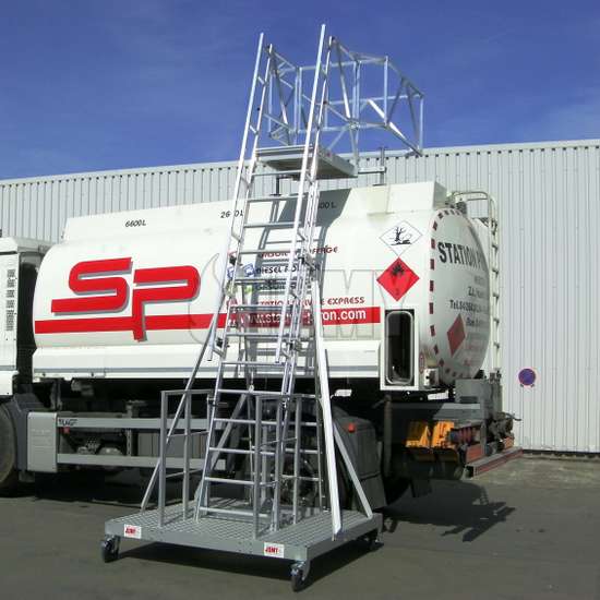 Sistema de acceso móvil para camiones que tienen como objetivo el trabajo seguro sobre cualquier carga de camión tráiler. Transportable y de altura regulable.