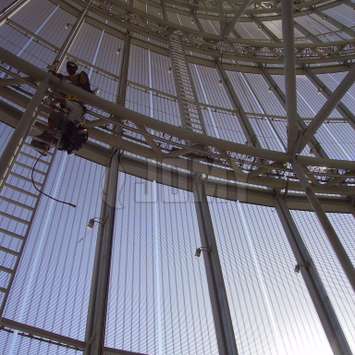 Escalera colgante móvil para interiores con línea de vida integrada - Unidad de mantenimiento de edificios