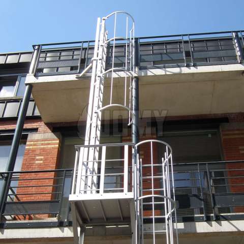 Las escaleras fijas pueden equiparse con una jaula de seguridad de media vuelta, 3 cuartos o una jaula de seguridad completa para una mejor protección de evacuación y acceso.
