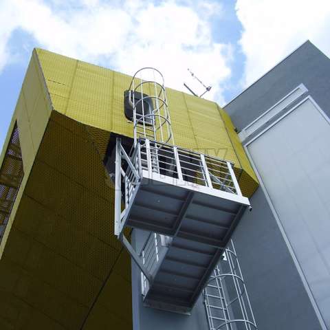 Escaleras verticales libres de corrosión hechas de perfiles de aluminio anodizado de calidad marina y sujetadores de acero inoxidable.