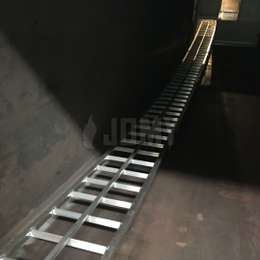 Escalera curva con peldaños soldados utilizados para inspecciones de seguridad y mantenimiento de la obra de arte Arc Majeur ubicada en la carretera belga E411.