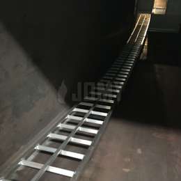 Escalera curva con peldaños soldados instalada em monumento Arc Majeur Escalera curva con peldaños soldados utilizados para inspecciones de seguridad y mantenimiento de la obra de arte Arc Majeur ubicada en la carretera belga E411.