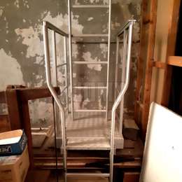 Escalera de acceso con aterrizaje para mantenimiento de iglesias Escalera fija de jaula con aterizaje y barandilla para acceder a alturas a una iglesia.