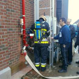 Bombero listo para subir por una escalera retráctil JOMY durante un ejercicio de intervención.