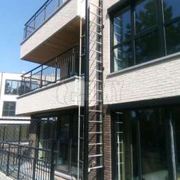 Escalera retráctil para escape de incendios en balcón de un apartamento de dos pisos.
