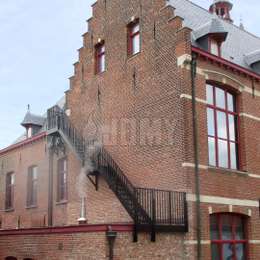 Escalera de escape de incendios para un edificio público.