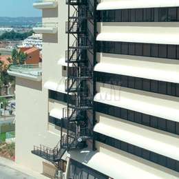 Escalera de incendios para un hotel.