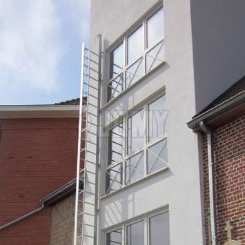 Escalera de escape con jaula y balcón - edificio de oficinas