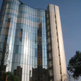 Escalera con jaula para salida de emergencia de un edificio de gran altura.