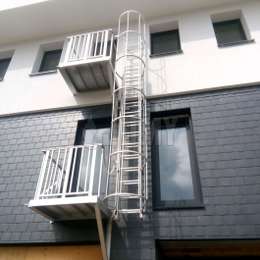 Escalera contrabalanceada de incendios para 2 pisos con jaula y balcones de acceso para un edificio.