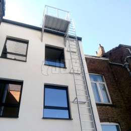 Escalera de incendios de 3 pisos sin jaula con un balcón de acceso para el techo de un apartamento.