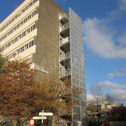 Escalera de incendios en aluminio para edificio de oficinas.